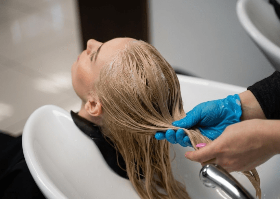 Cheveux bruns soignés