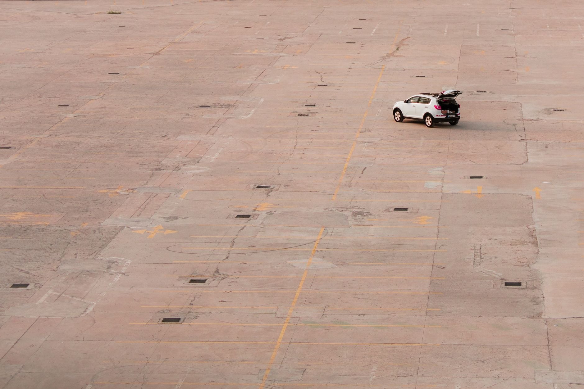 Voiture SUV stationnement