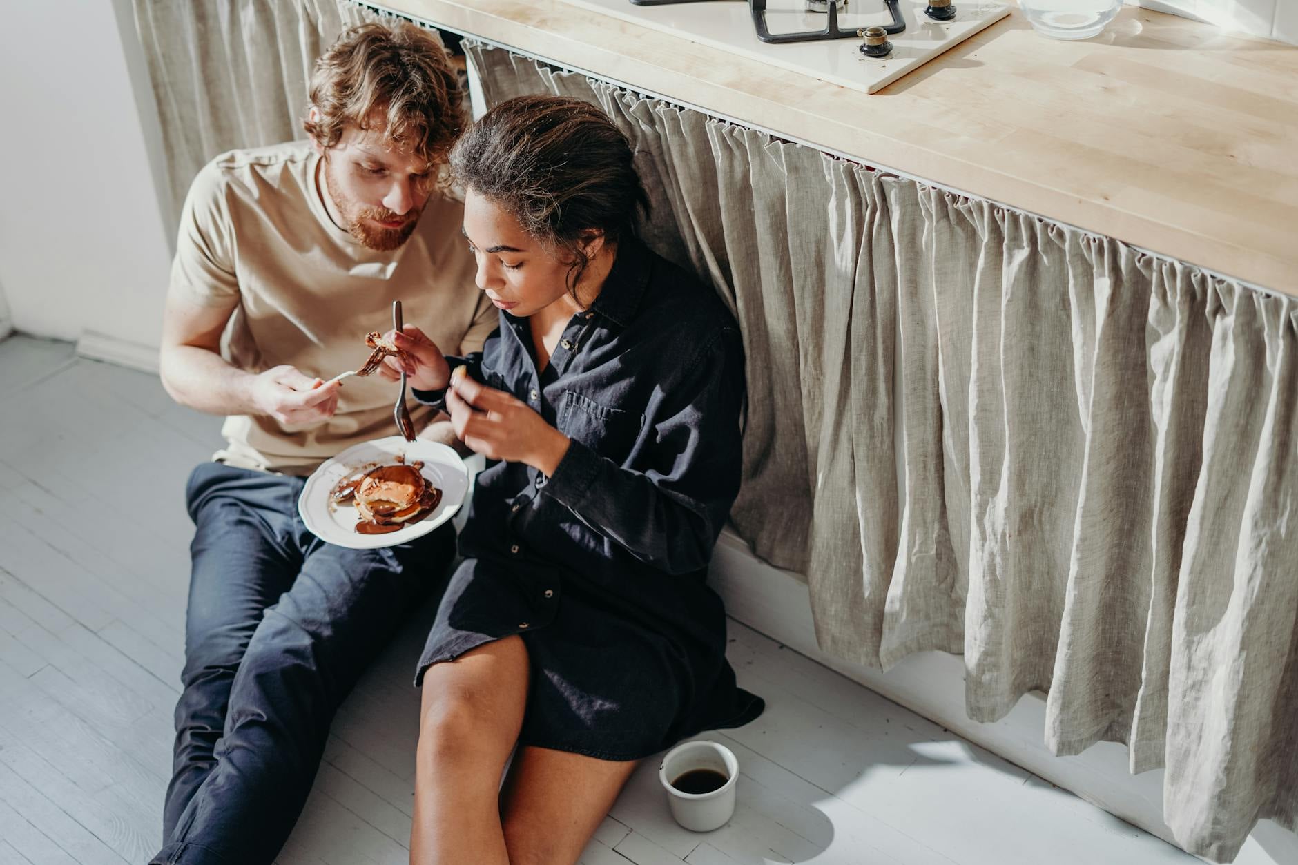 Couple dans une cuisine