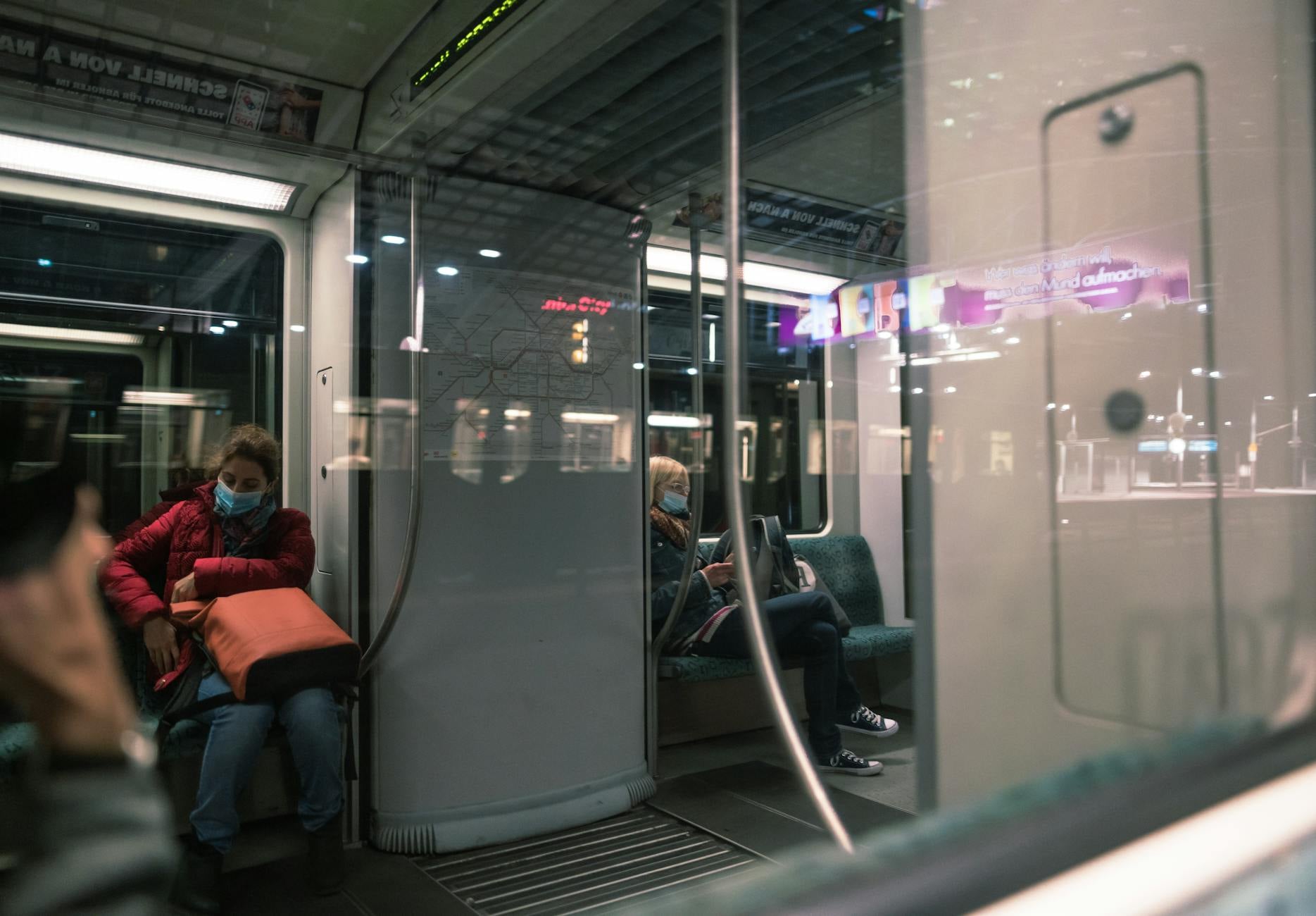 Usager masqué métro