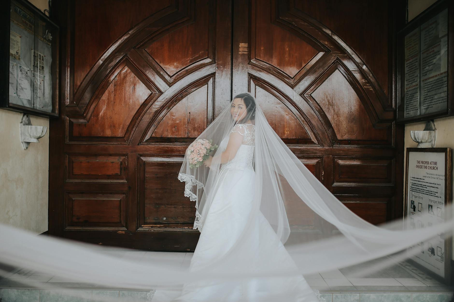 Mariée menottée en robe