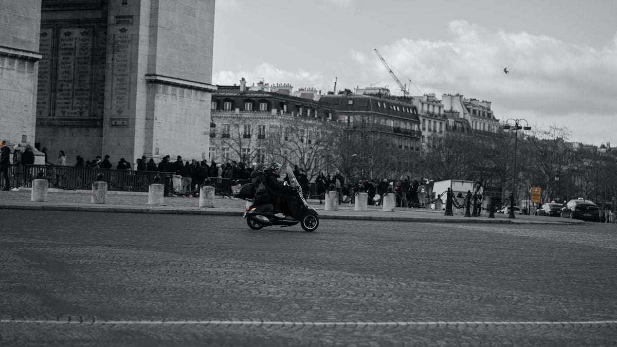 Gendarmes contrôlant motard vitesse