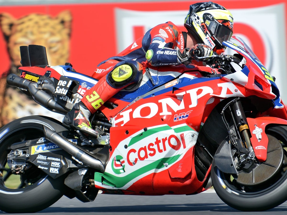 Pilote moto en course
