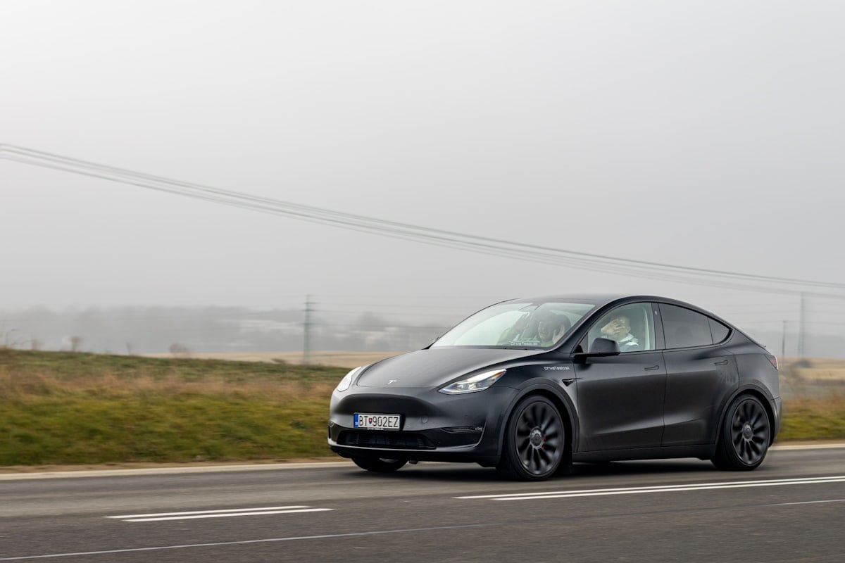Voiture Tesla sur route