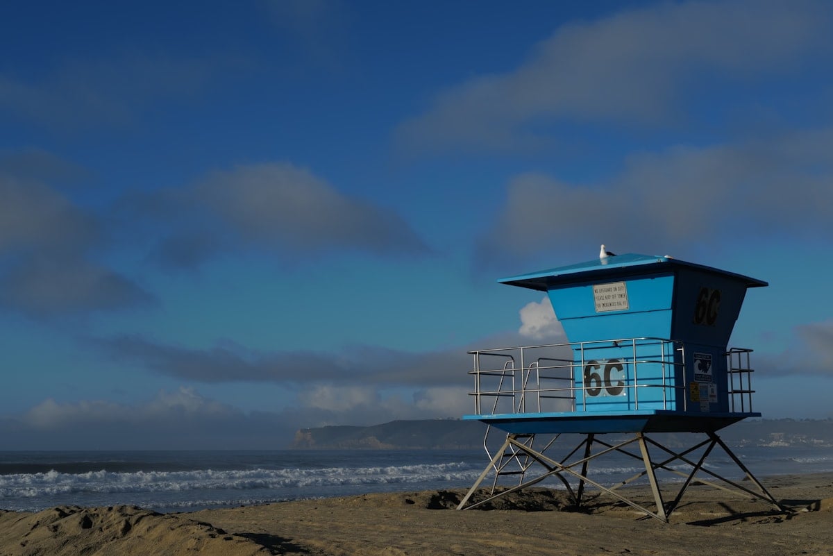 Officier plaquant femme sol