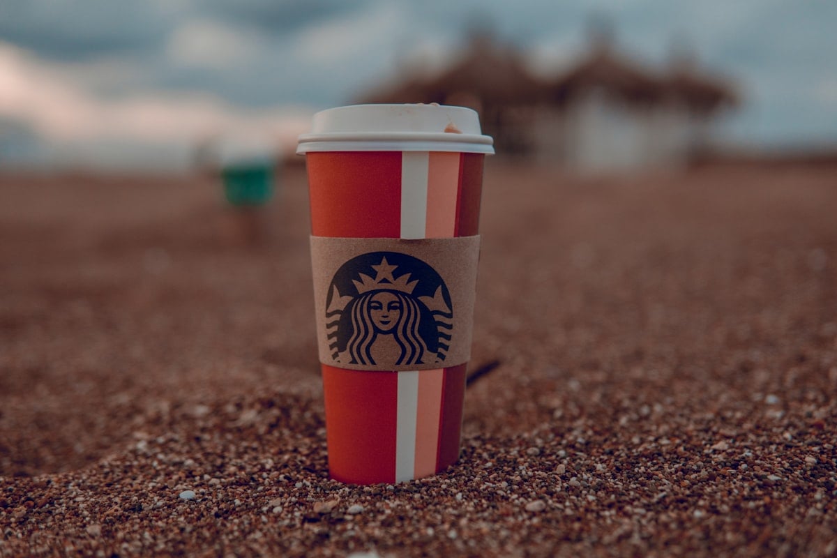 Logo Starbucks et écran