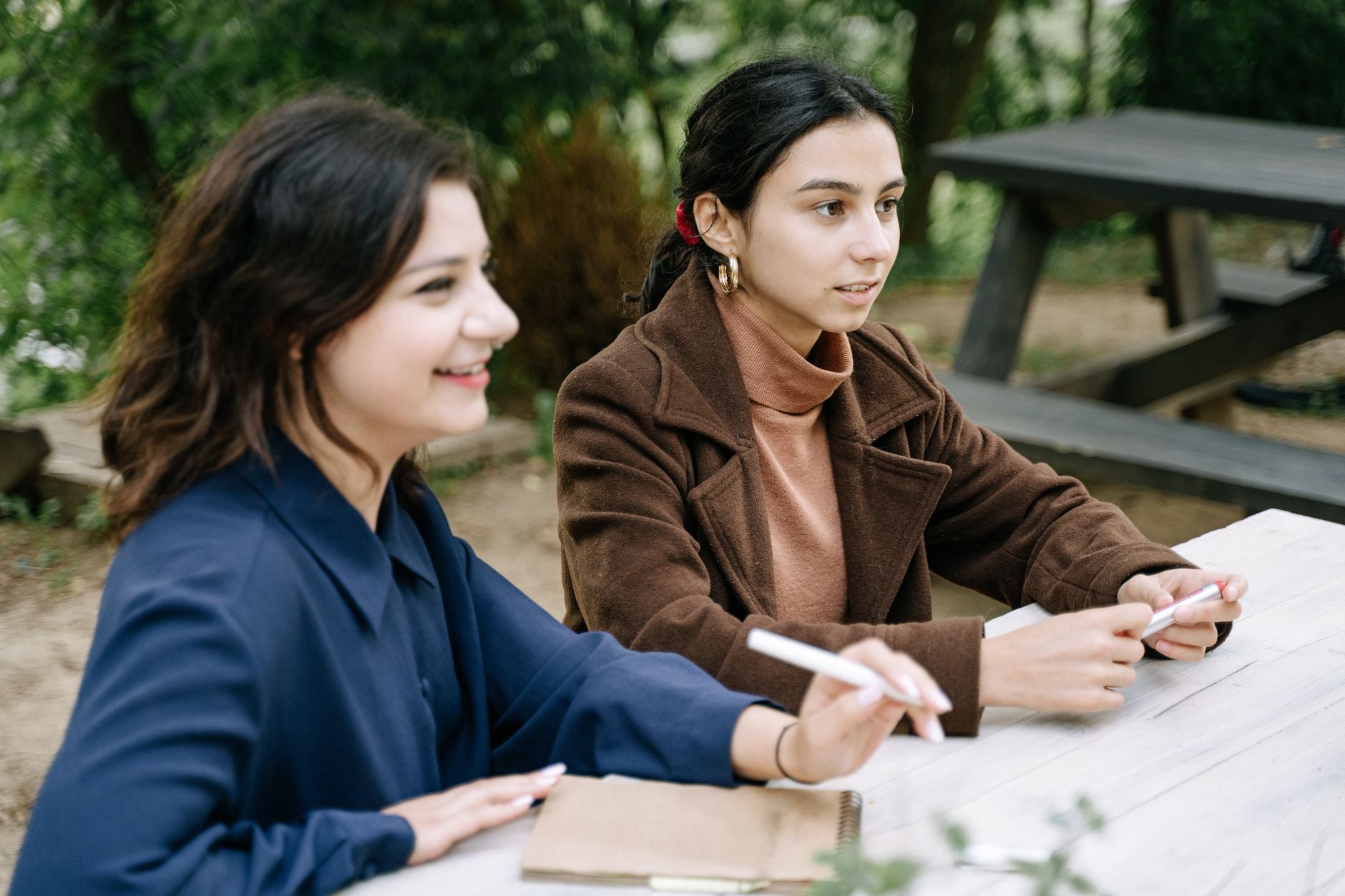Femmes jeunes discussion