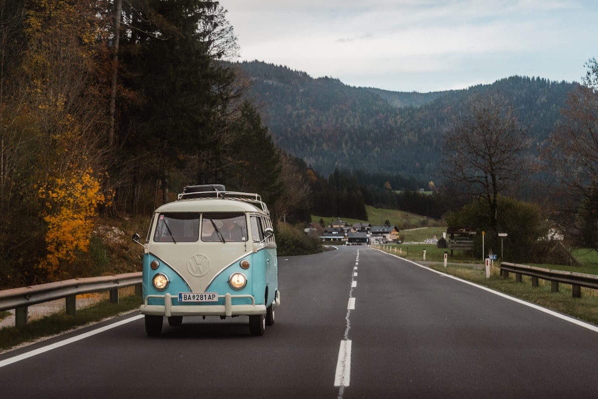 Caravane vintage sur route