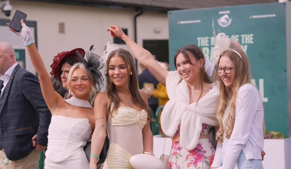 Ladies Day à Aintree : l'élégance débridée et l'art de briller sans complexe