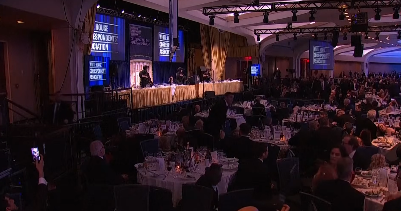 Tirs lors du dîner des correspondants de la Maison Blanche : scènes de panique