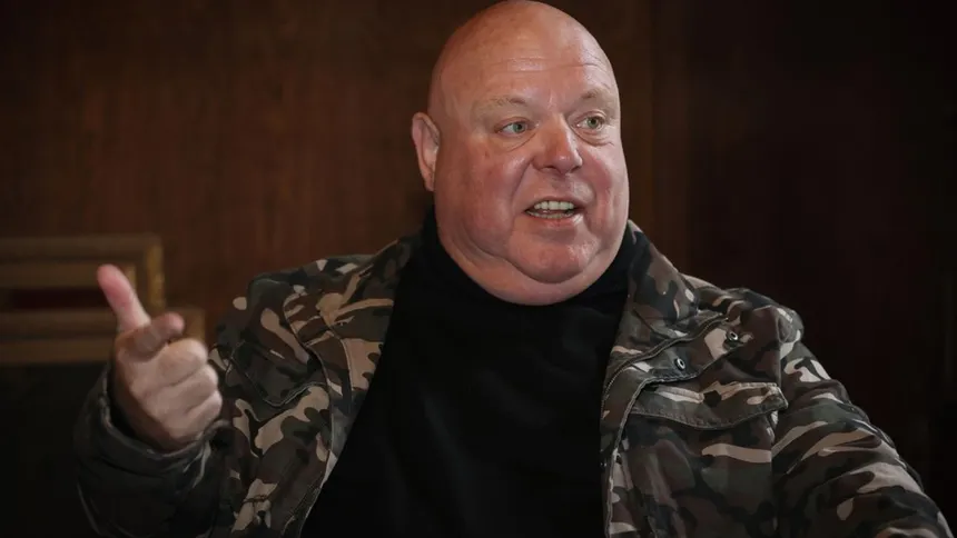 Peter Gillis face à ses dépenses judiciaires et au sommet diplomatique