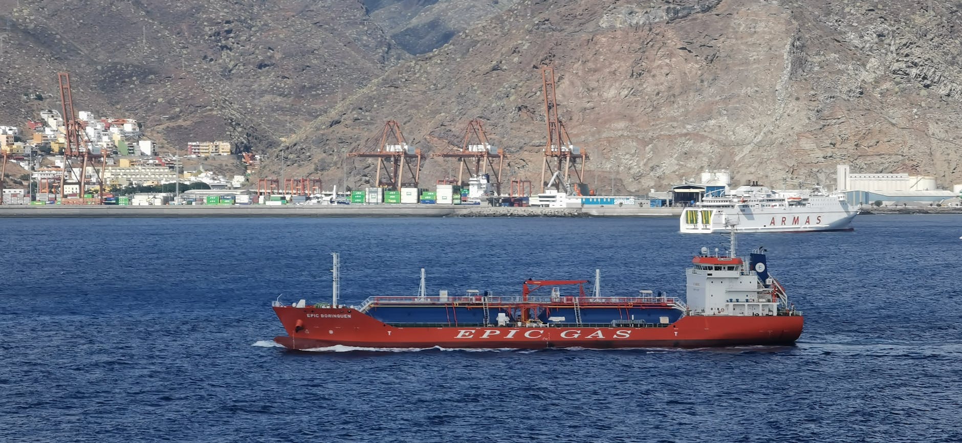 Navire contaminé par le hantavirus accoste aux Canaries malgré les protestations