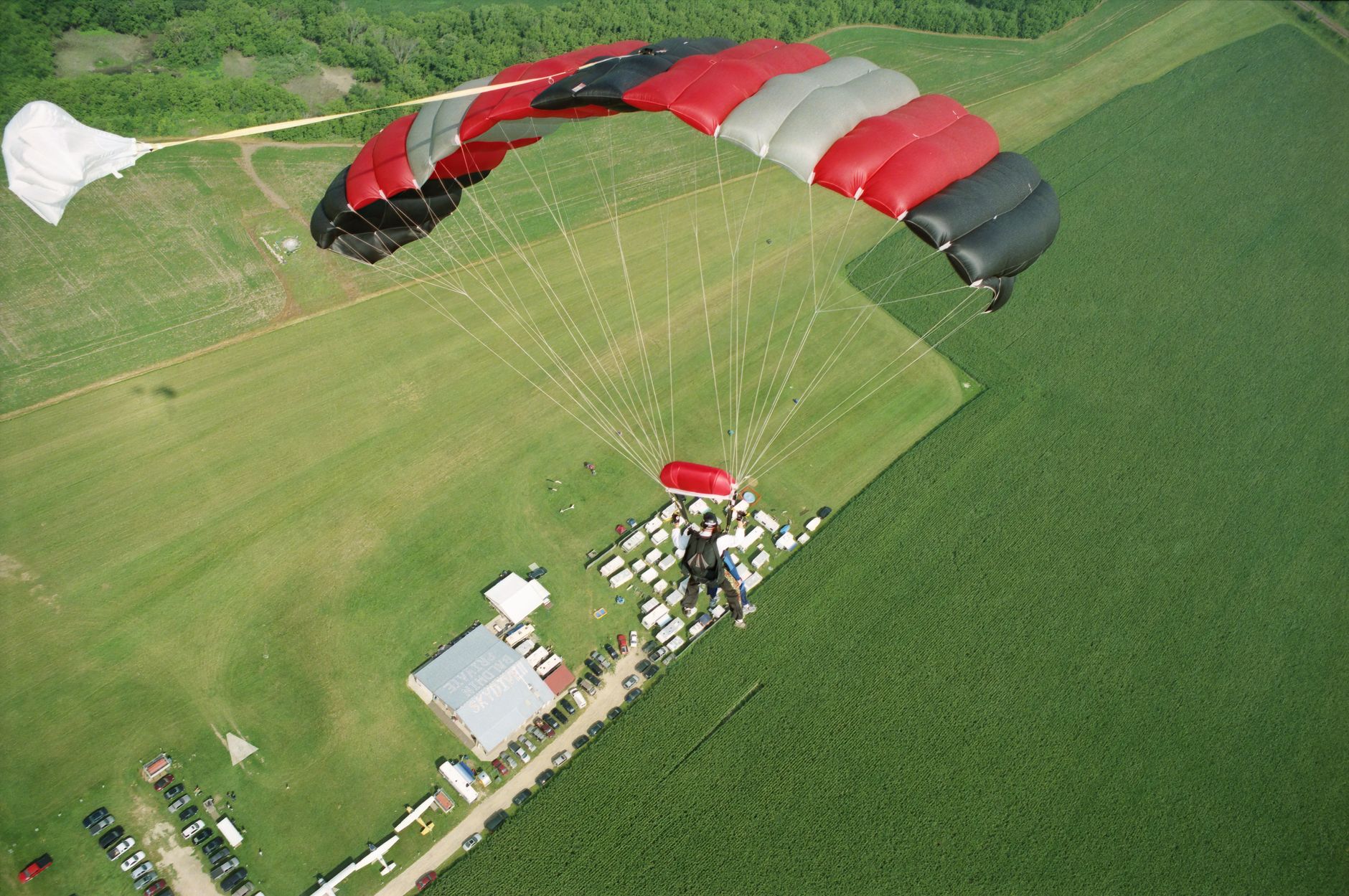 Onze morts dans le crash d'un avion de parachutisme près de Nancy