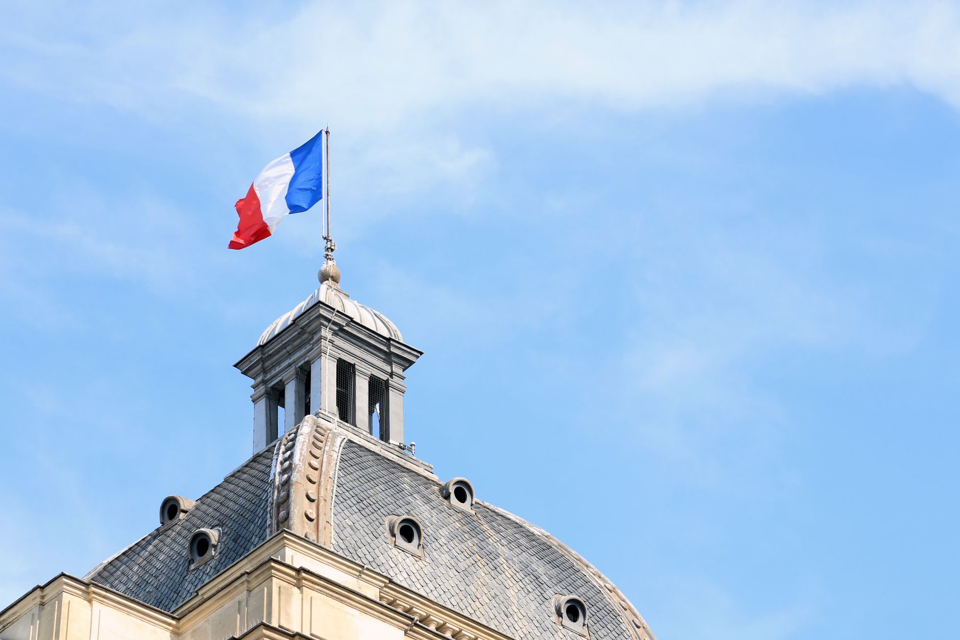 Rachat de SFR : pourquoi la France récupère le dossier Free