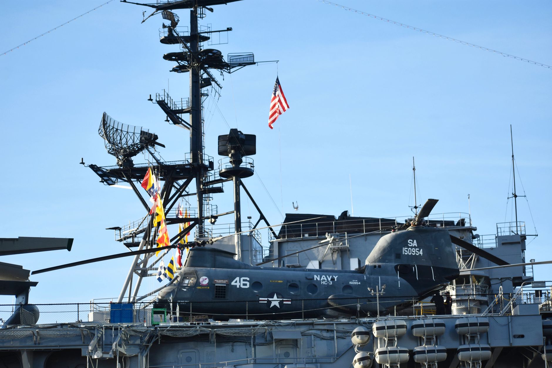 US Navy en difficulté : le porte-avions Lincoln en panne et la stratégie Trump en question