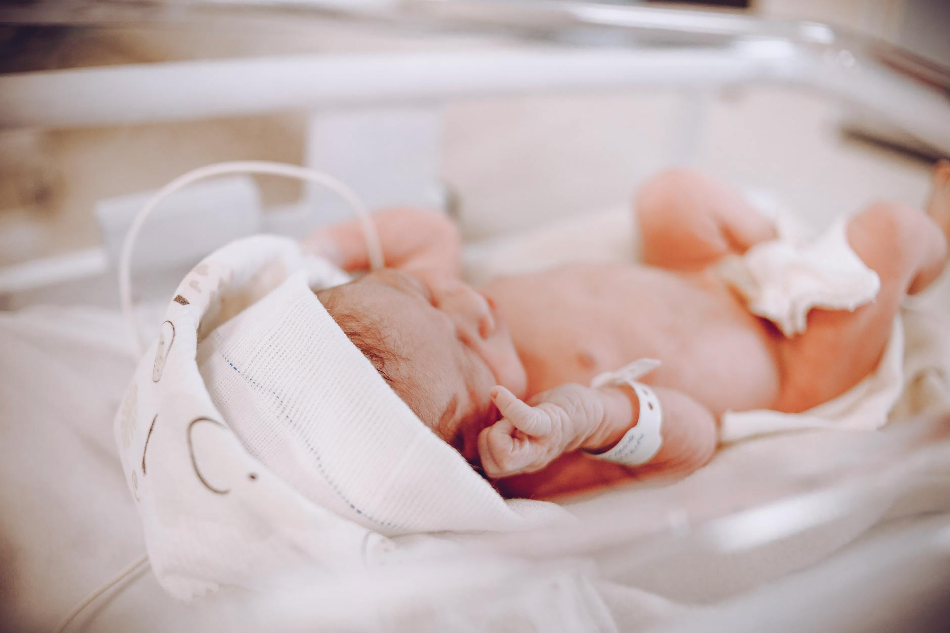 Bébé ukrainienne blessée par une frappe russe : l'odieuse attaque qui défie l'humanité