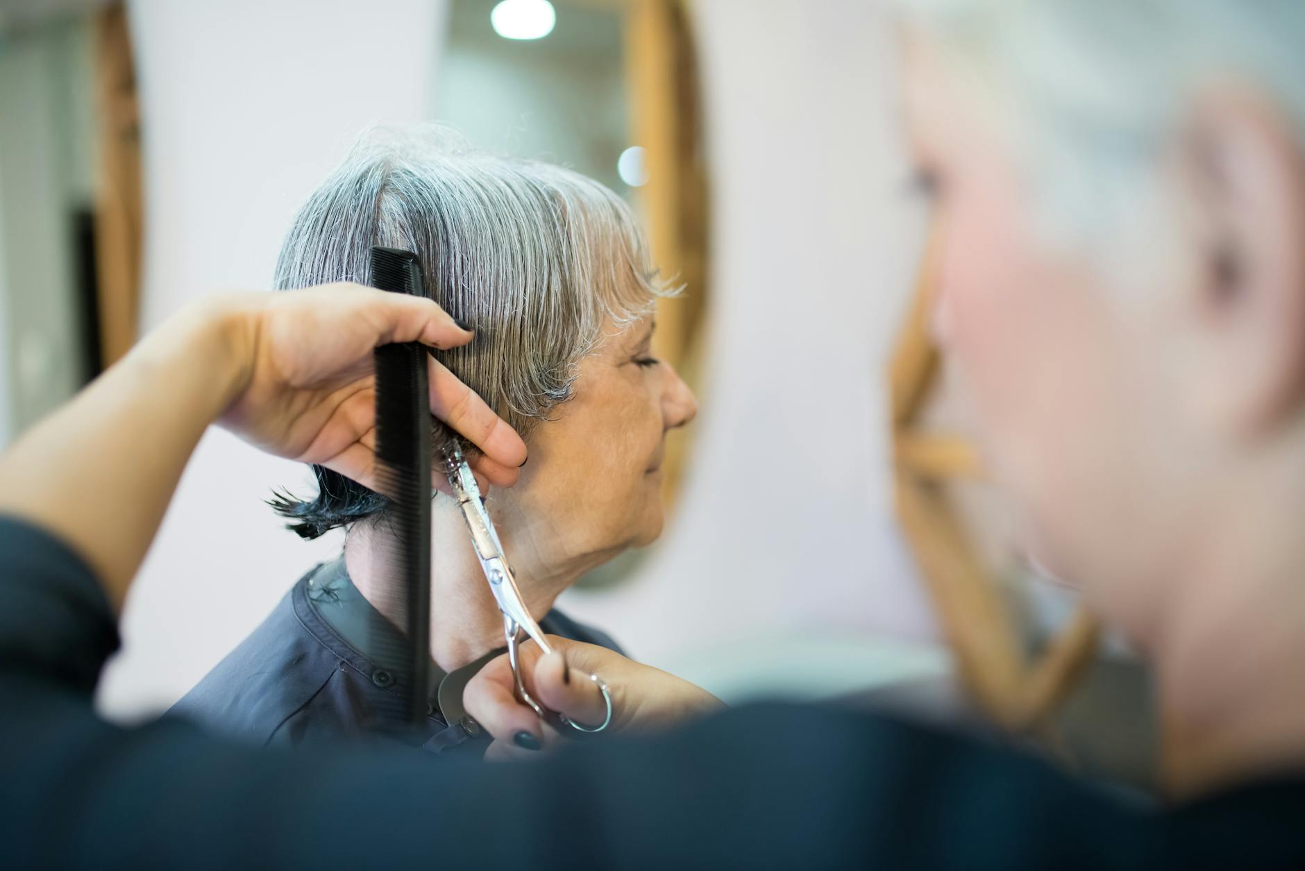 Coiffure : le geste qui rajeunit sans raccourcir vos cheveux