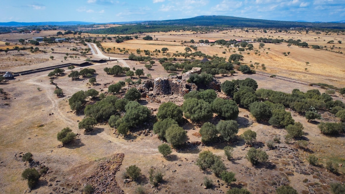 Sardaigne : une tombe de l'âge du bronze intacte découverte près d'un nuraghe