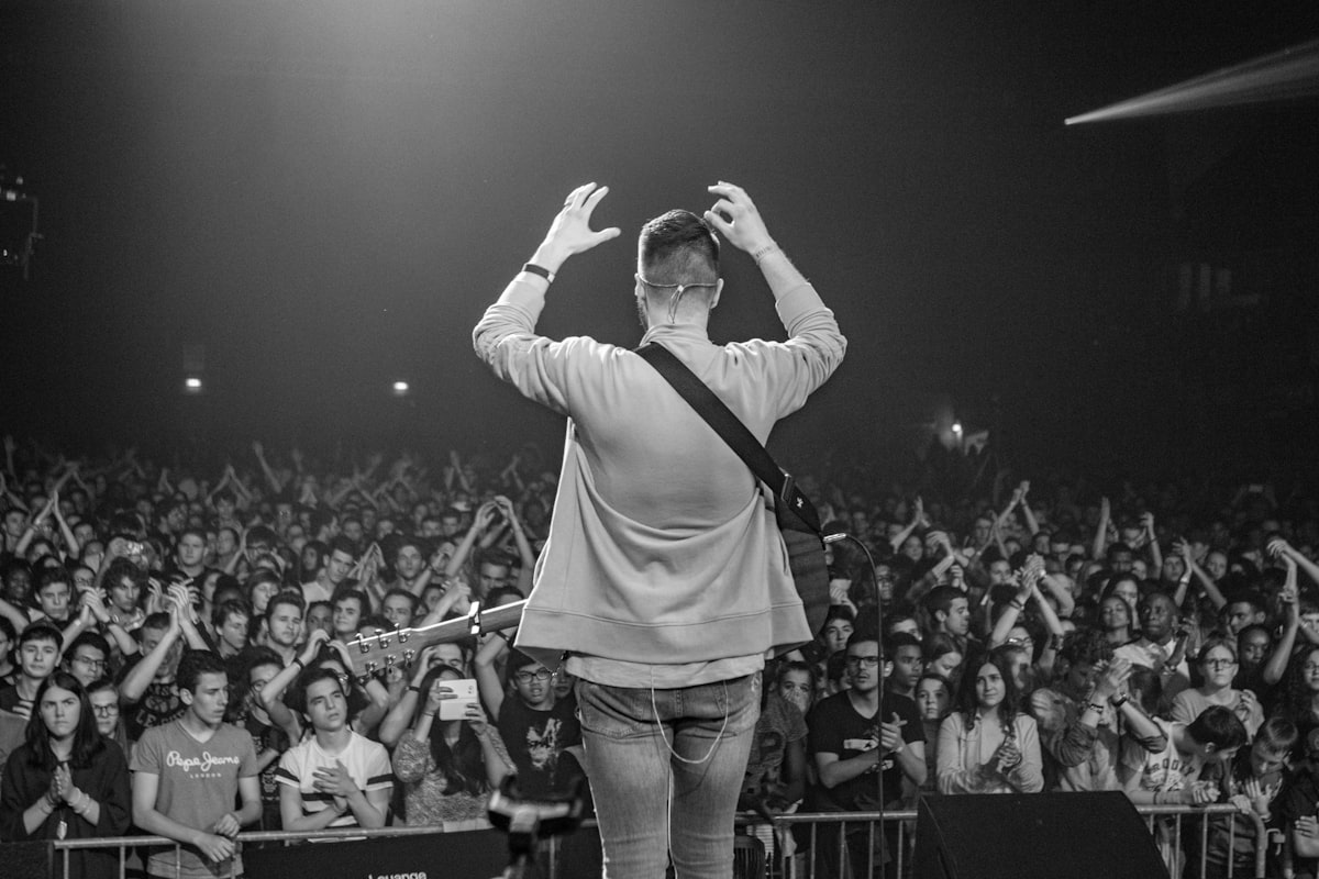 Le chanteur belge Stan Van Samang surprend deux fans en plein concert