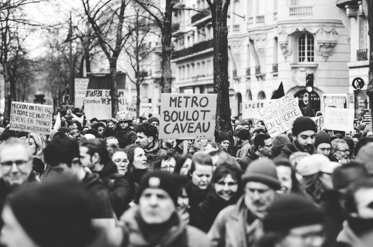 Bruel sous pression : les militantes #NousToutes perturbent à nouveau son spectacle