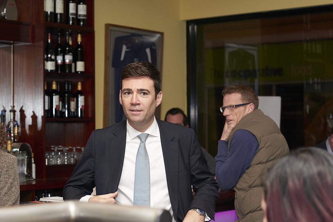 Burnham face à Streeting : la guerre des promesses et des calculs