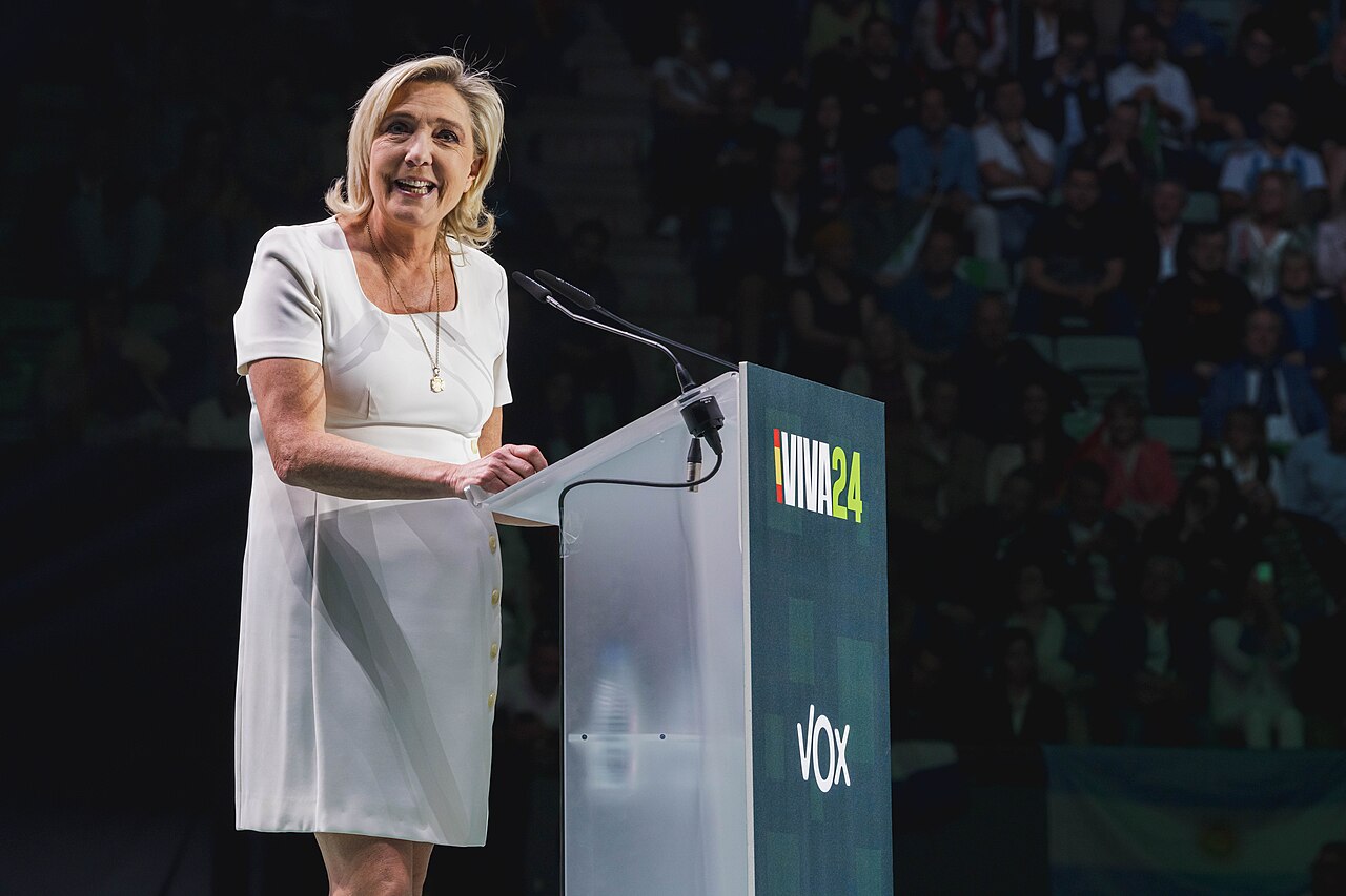 Marine Le Pen condamnée : un an de bracelet électronique