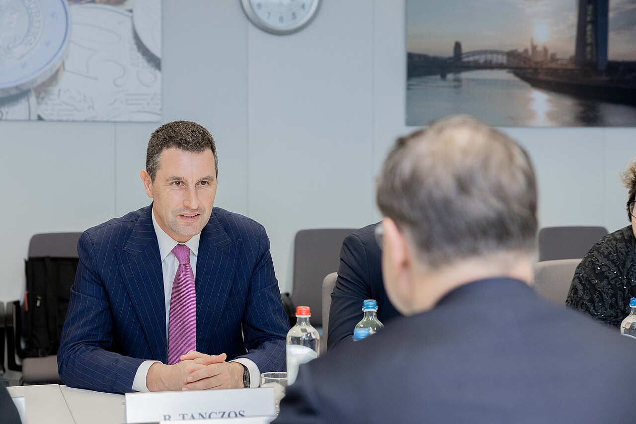 L'UE impose l'identification pour les sites 18+ : quels dangers pour nos libertés ?